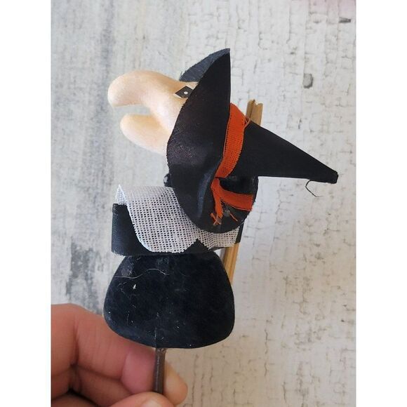 Witch Halloween broom pick home decor plush - Picture 3 of 5